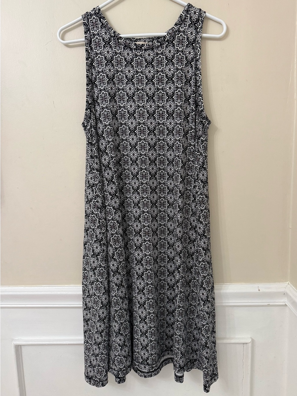 Loft Sleeveless Black & White Patterned Swing Dress Size Medium